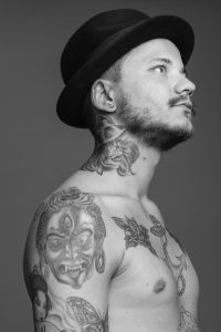 Profilporträtt svartvitt Tatuerare Fredrik Jr