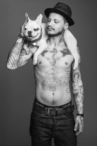 Tatuerare Fredrik Jr med hund på axel svartvitt