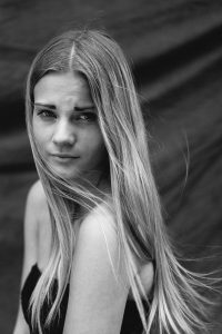 Modeporträtt ung tjej i dagsljus, svartvitt, reklam