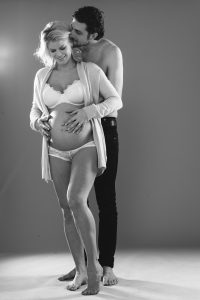 Helkropp gravidfoto i studio, romantisk bild