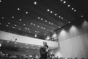 Christer Fuglesang håller i mikrofon, svartvitt