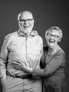 Äldre par skrattar i svartvitt