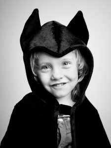 Barnporträtt med batman cape, svartvitt