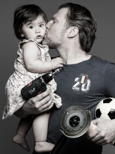 personalporträtt, man med dotter, håller i verktyg