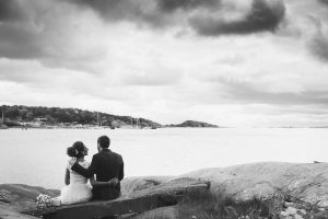 Romantisk bild där brudpar tittar ut över havet, Önnered
