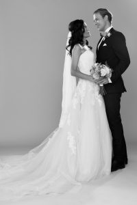 Studiobröllop, brudparet helkropp i svartvitt