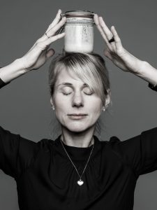 personalporträtt, Kvinna håller burk på huvudet