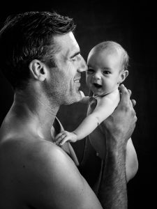 Far och dotter, nyfödd, svartvitt studio