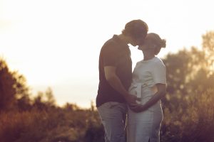 Romantisk puss i solnedgång, gravidfoto i Önnered