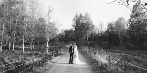 Bröllopsfoto Stora Holm vid väg, svartvitt