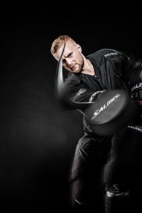 Reklambild för Salming Hockey, Fredrik Pettersson skjuter puck