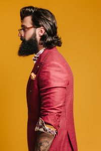 Modebild för Castor Pollux Röd kavaj mot gul bakgrund, reklam
