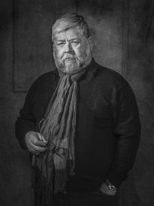 Porträtt på Peter Harrysson i svartvitt