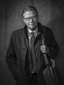 Porträtt på Leif Johansson med portfölj i svartvitt