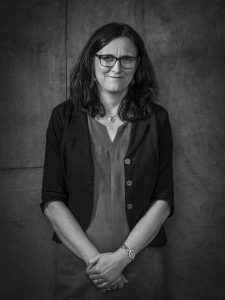 Porträtt på Cecilia Malmström i svartvitt