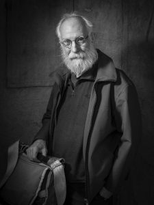 Porträtt på Sven Yrvind i svartvitt med portfölj