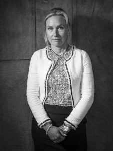 Porträtt på Anna Johansson i svartvitt