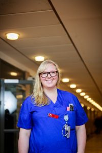 Verksamhetsfoto, porträtt på sjuksköterska inne på Sahlgrenska