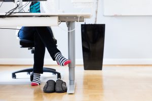 Verksamhetsfoto, fötter under skrivbord