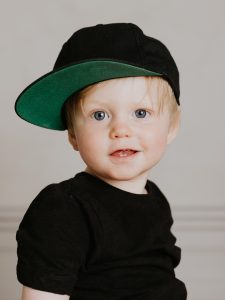 barnfoto, keps, beige bakgrund, barnfotografering, 1 år