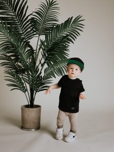 barnfoto, keps, beige bakgrund, barnfotografering, 1 år