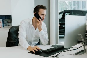 Eklunds bil, verksamhetsbilder, person pratar i telefon